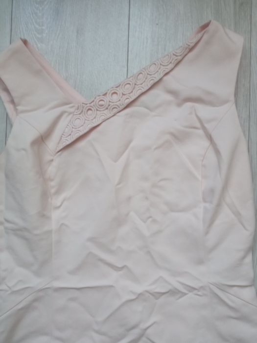 Morelowa sukienka Orsay z asymetrycznym dekoltem