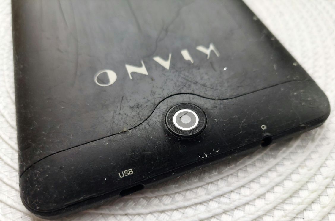 Tablet Kiano Slimtab 7, średni stan. Coś działa.