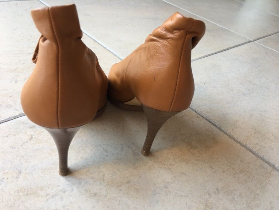 Botins de pele cor Camel