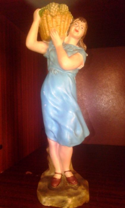 Старинная статуэтка «Девушка с корзиной», соцреализм