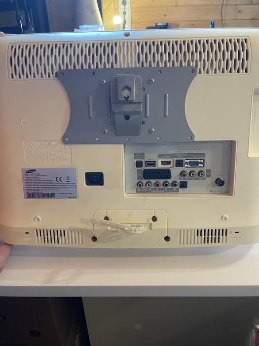 Tv Samsung 24” com braço rotativo