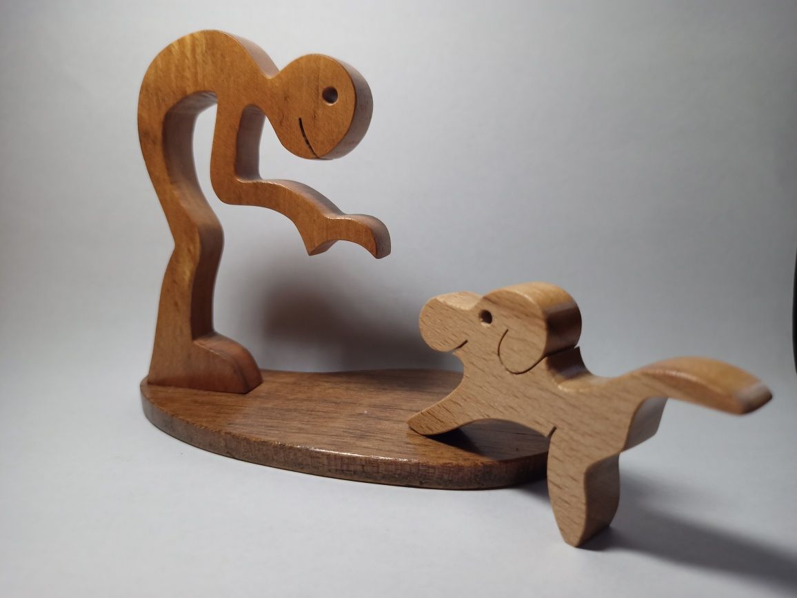 Drewniana figurka ludzika z psem