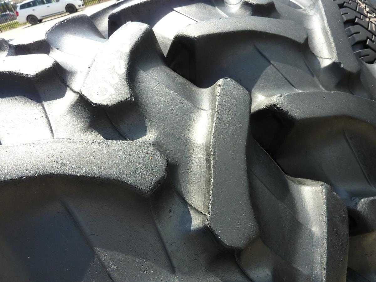 2x Opona używana rolnicza 300/70R20 PIRELLI TM700 450zł(szt.) W3959