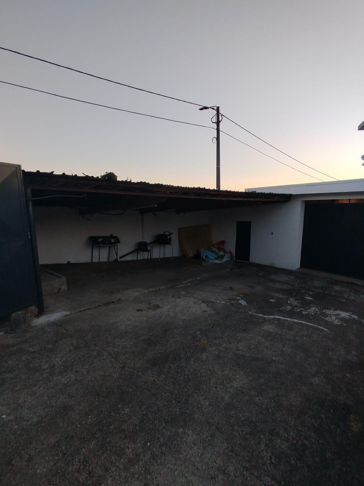 Arrenda-se Armazém/Garagem - Sandim