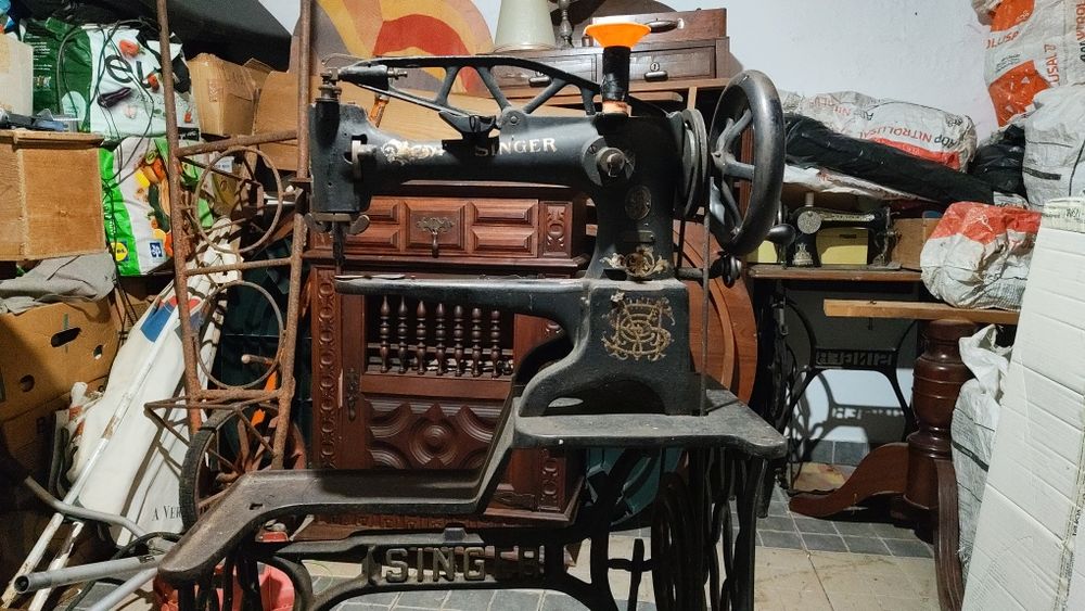 Máquina de cozer cabedal antiga, marca "Singer"