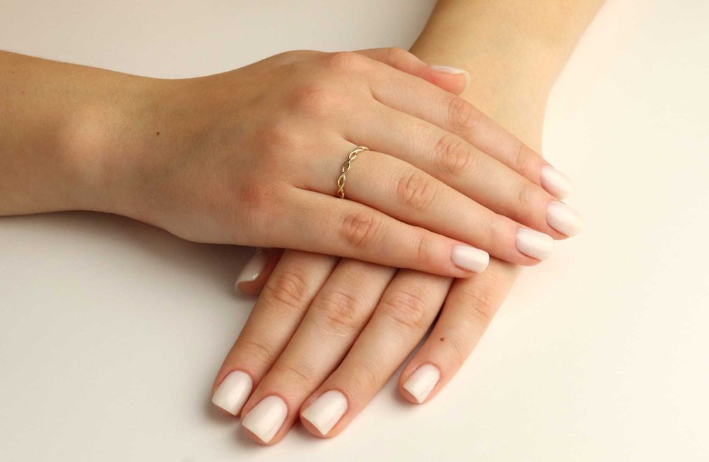 Złoty pierścionek pleciony, delikatny wzór nieskończoności