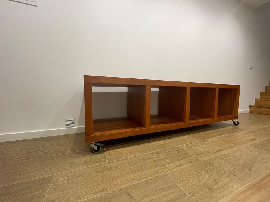 Móvel com rodízios