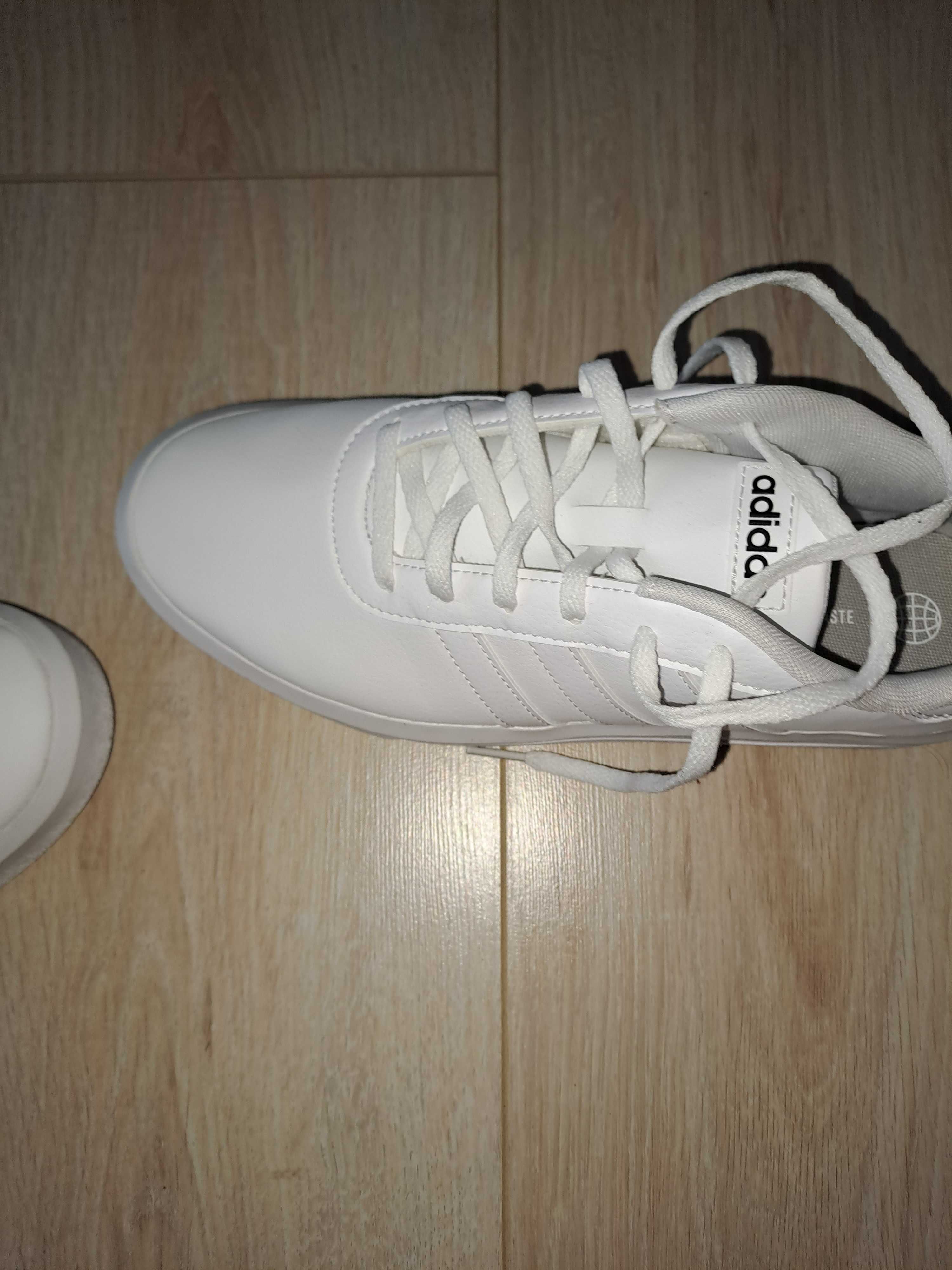 Buty Adidas-40, skora ekologiczna  - nowe,biale meskie/damskie ,