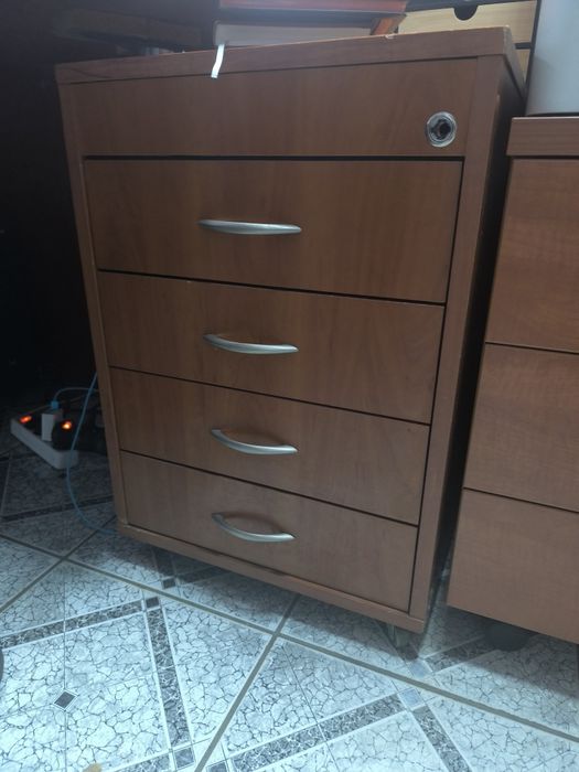 Sprzedam meble biurowe , biurka narożne, krzesła , kontenerki, sofę