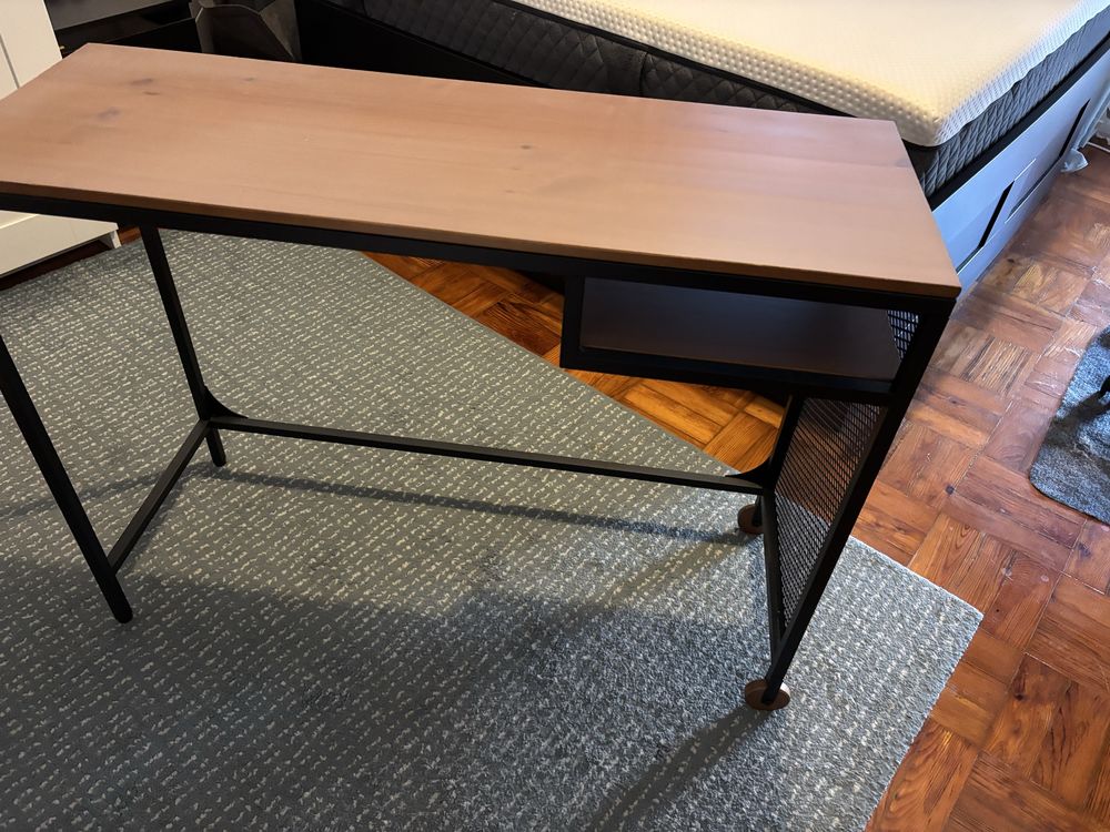 Secretaria FJÄLLBO com rodas - como novo
