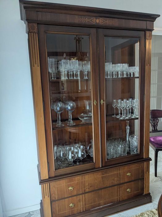 Cristaleira em cerejeira, estilo clássico