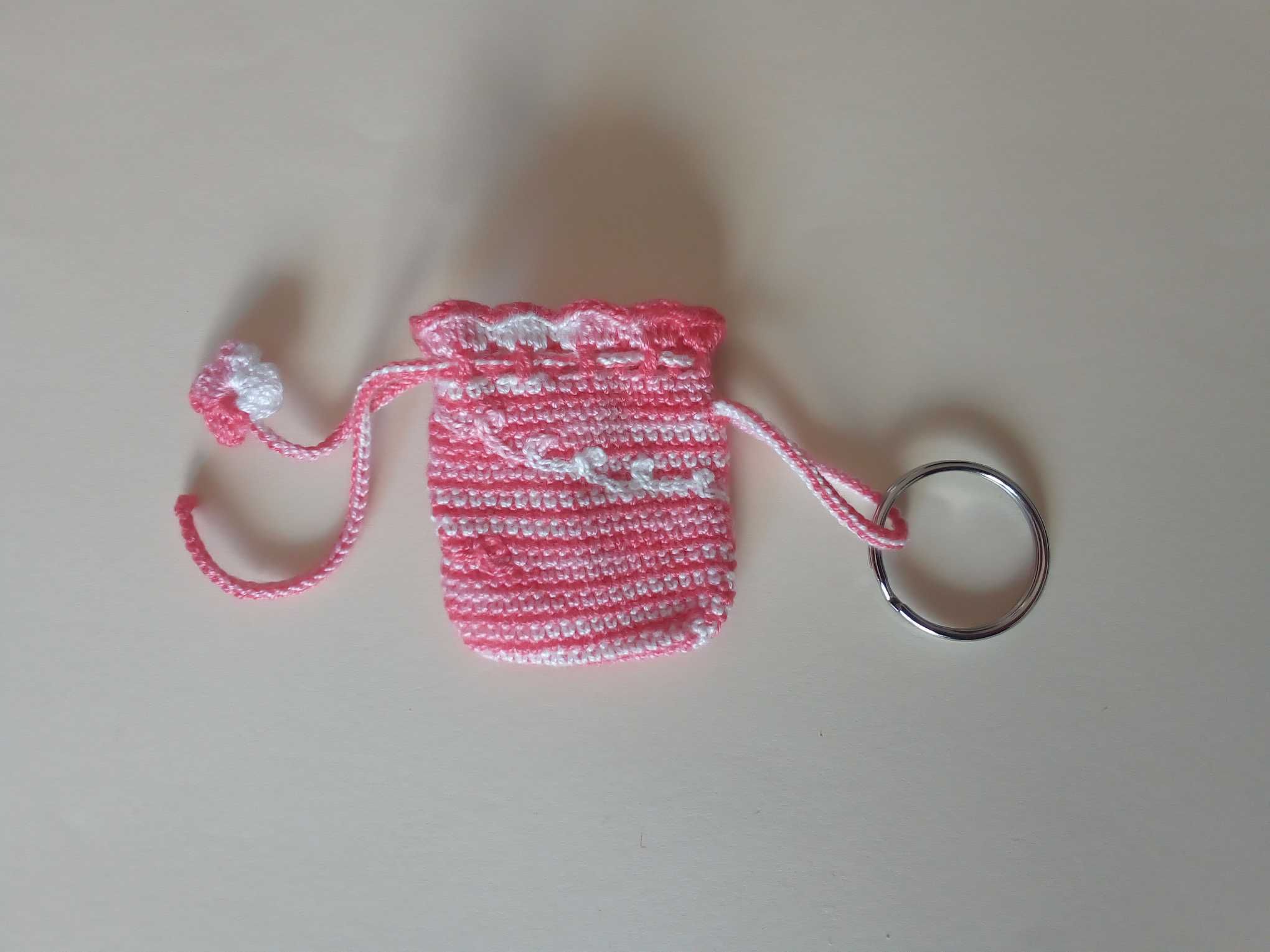 Porta-chaves com mini bolsinha em crochet