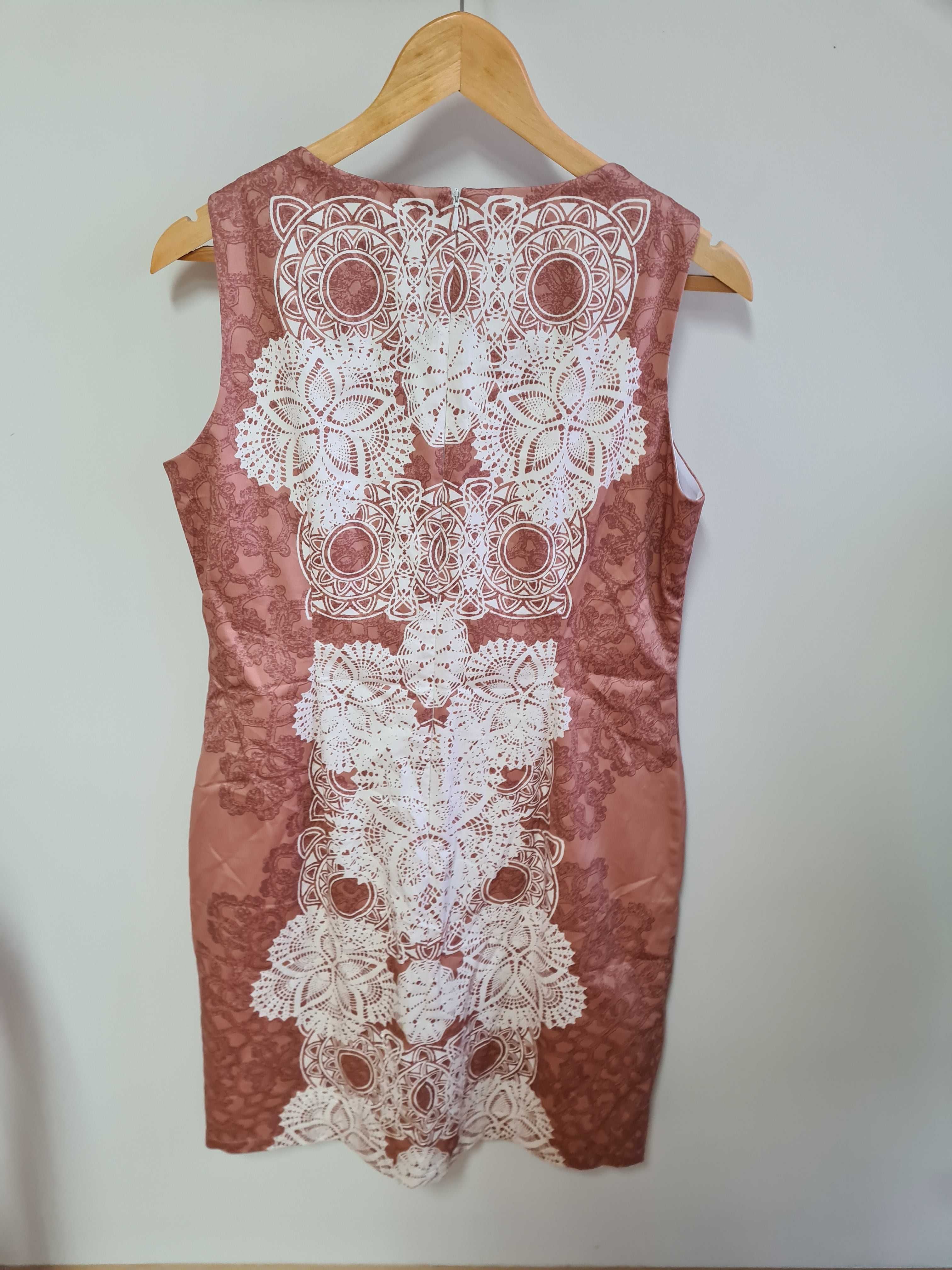Sukienka Magnum 44 dopasowana xl różowa xxl elegancka ornamenty