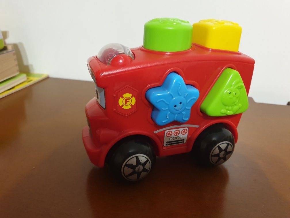 Autocarro com figuras geométricas