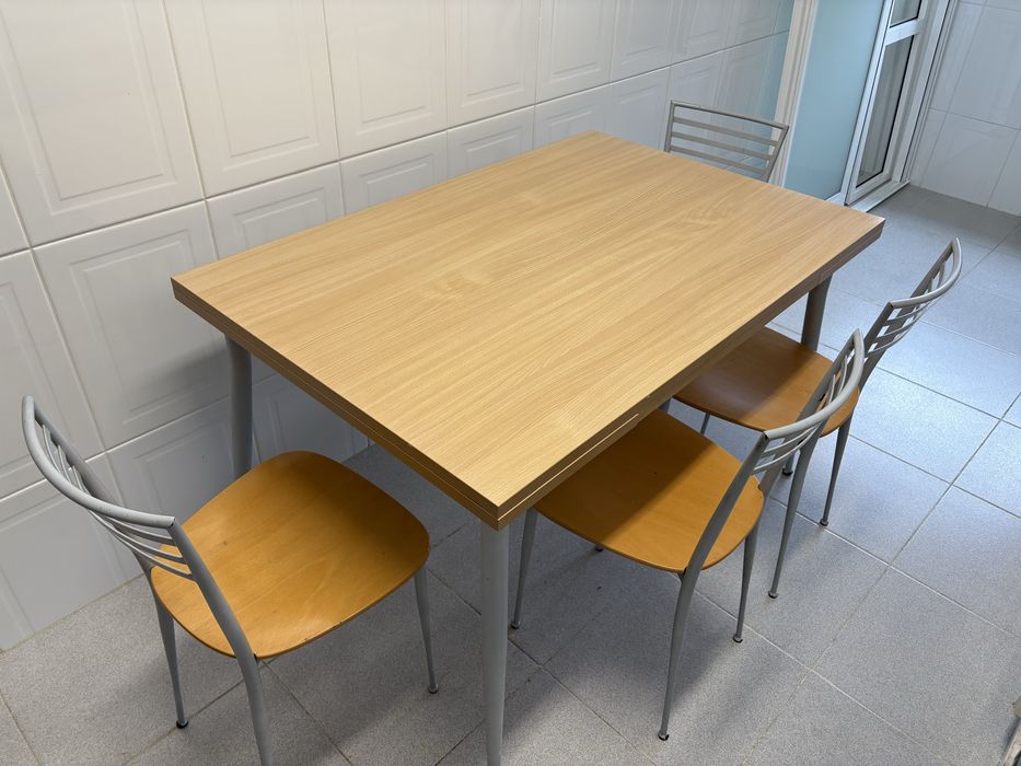 Mesa de cozinha com 4 cadeiras