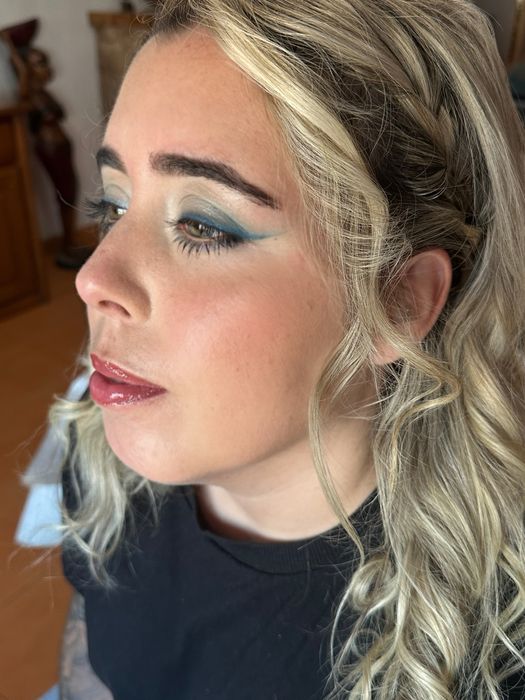 Serviços de Maquilhagem, Sobrancelhas e Unhas de Verniz Gel – Amadora