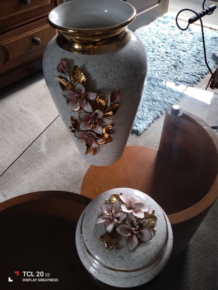 Jarra e caixa tipo guarda-jóias em porcelana decorada com flores