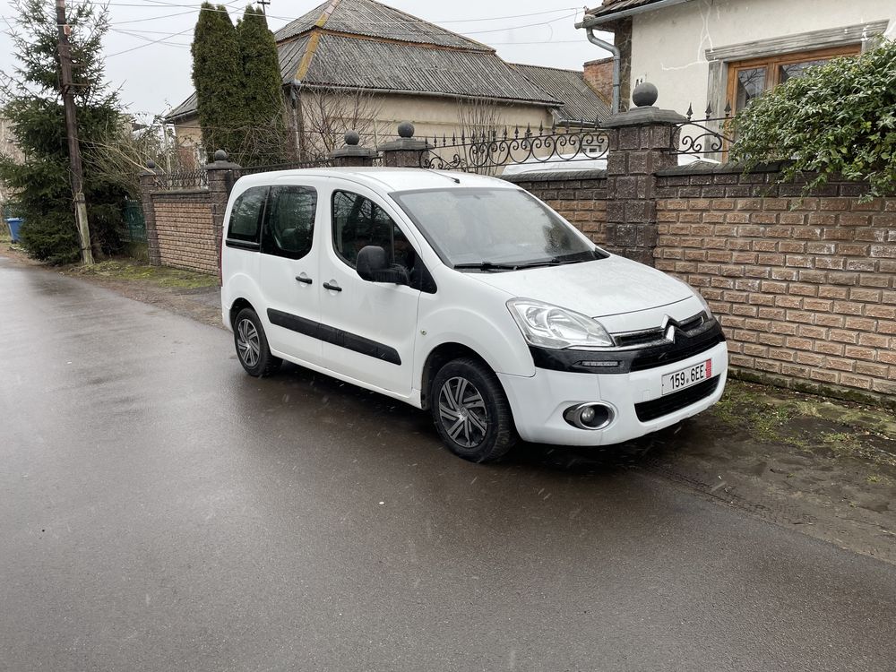 Citroen Berlingo 2012 року випуску пасажир