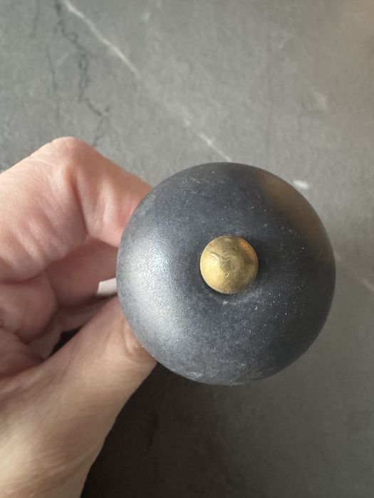 Galka meblowa czarna ceramiczna Madame Stoltz