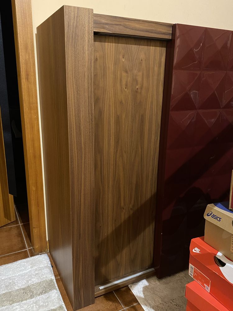 Sapateira com portas centrais detalhadas em lacado