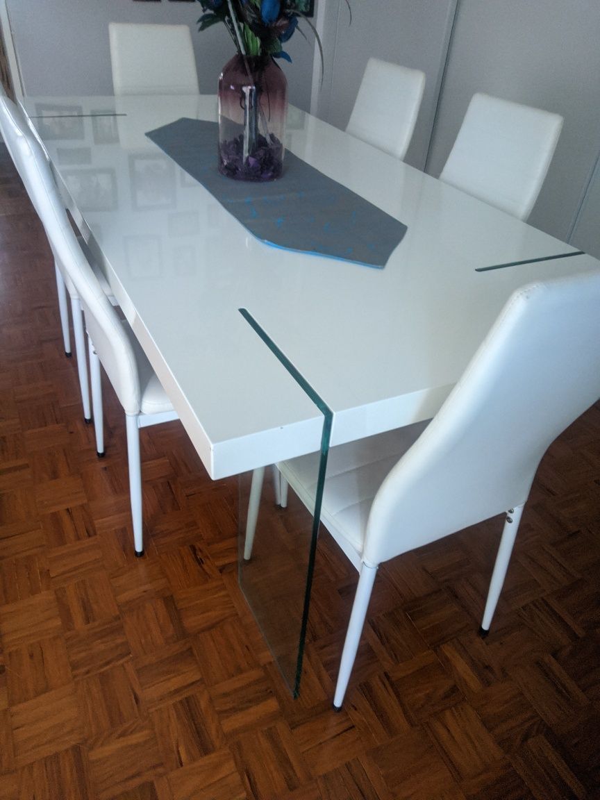 Mesa de jantar com cadeiras