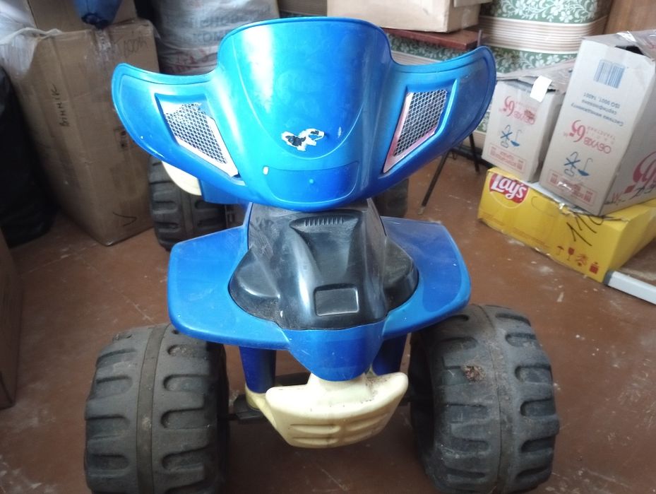 Дитячий електромобіль