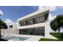Moradia Unifamiliar em Banda com Piscina e Garagem