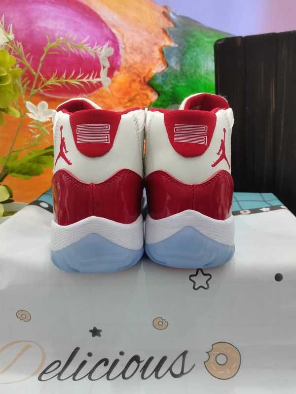 NikeAir Jordan11RetroCherry R.39