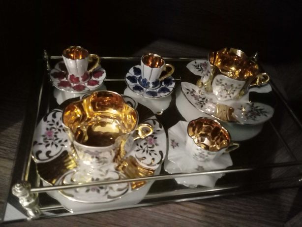 Chávenas pintadas à mão por "Ivone Ribas", banho dourado no interior