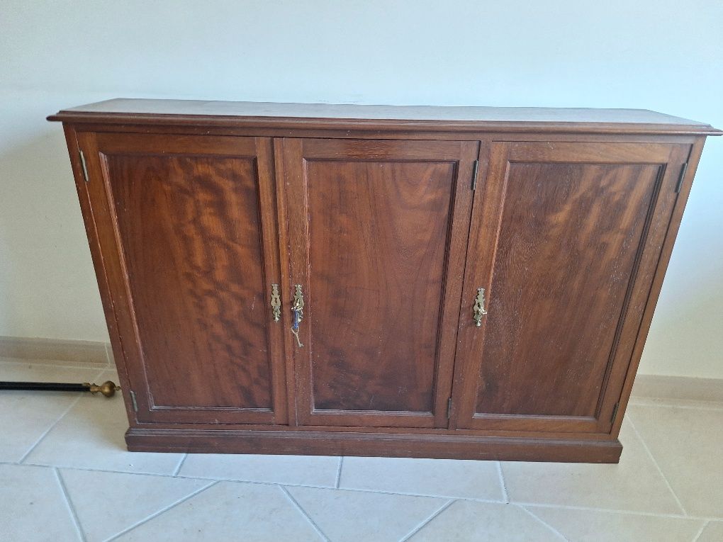 Móvel aparador com 3 portas