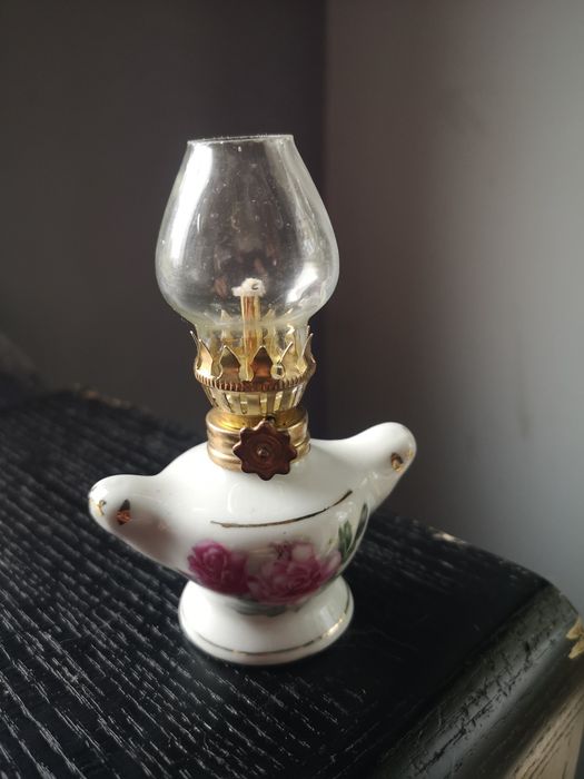 Lampka naftowa porcelanowa wysokość 8 cm