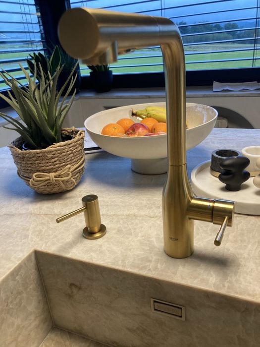 Bateria kuchenna złota Grohe Essence cool brushed