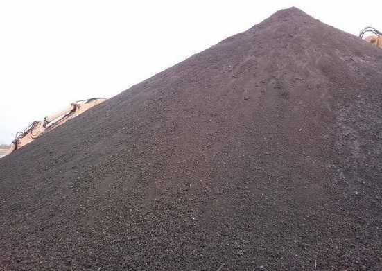 Suchy beton tłuczeń żwir gruz kamień drenarski piasek ziemia ogrodowa