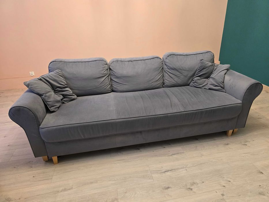 Szara rozkładana sofa