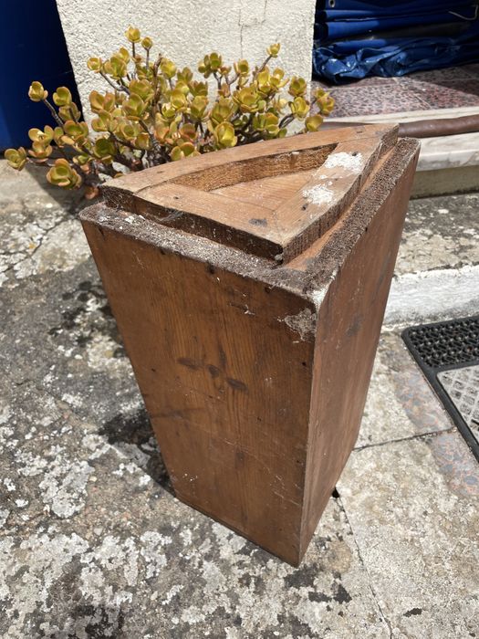 Estante de esquina com prateleiras e gaveta em madeira