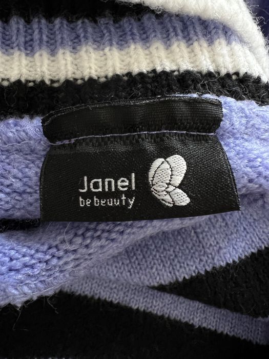 Светр в смужку з горловиною