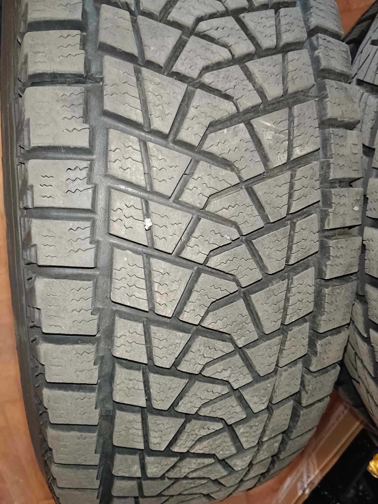 koła do Volvo XC 90 z bieżnikiem zimowym w rozmiarze 235/65/17.