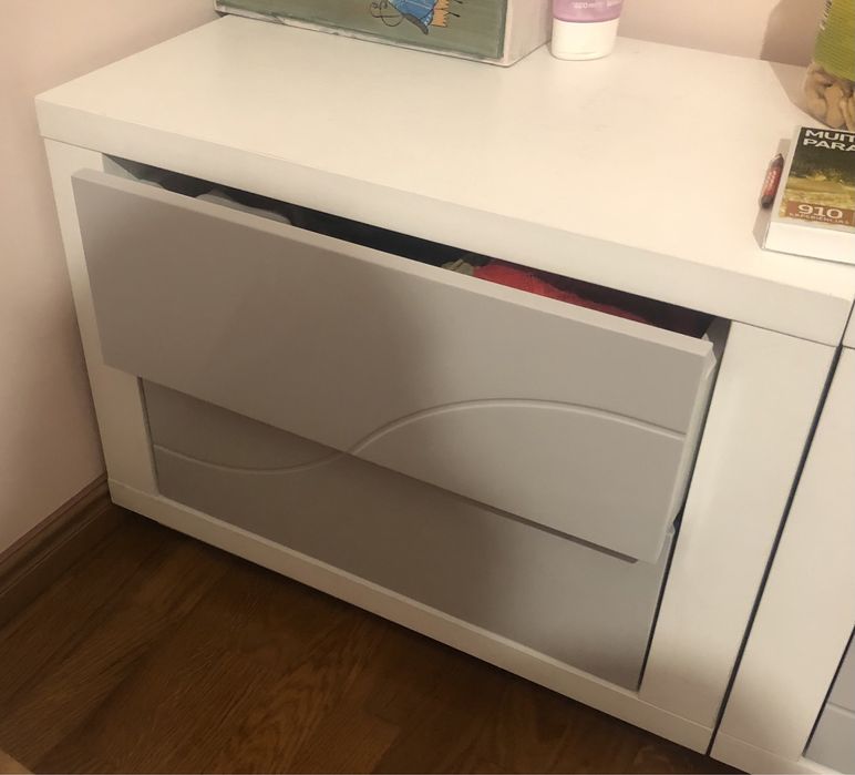 Quarto com cama como nova 160 por 190 e duas mesas de cabeceira. Como novo ficou grande no quarto