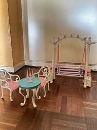 Banco de Jardim e Conjunto de Mesa Barbie anos 2000