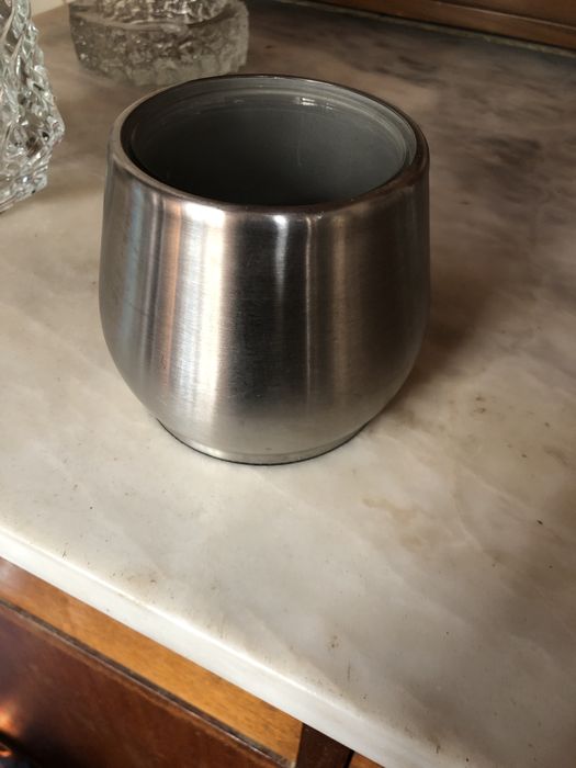 Varias peças de louça decorativa e cozinha