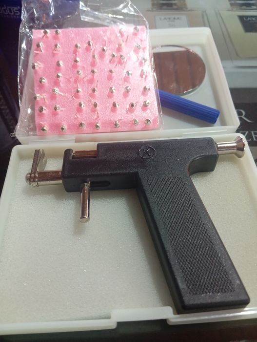 Pistola de brincos e piercings