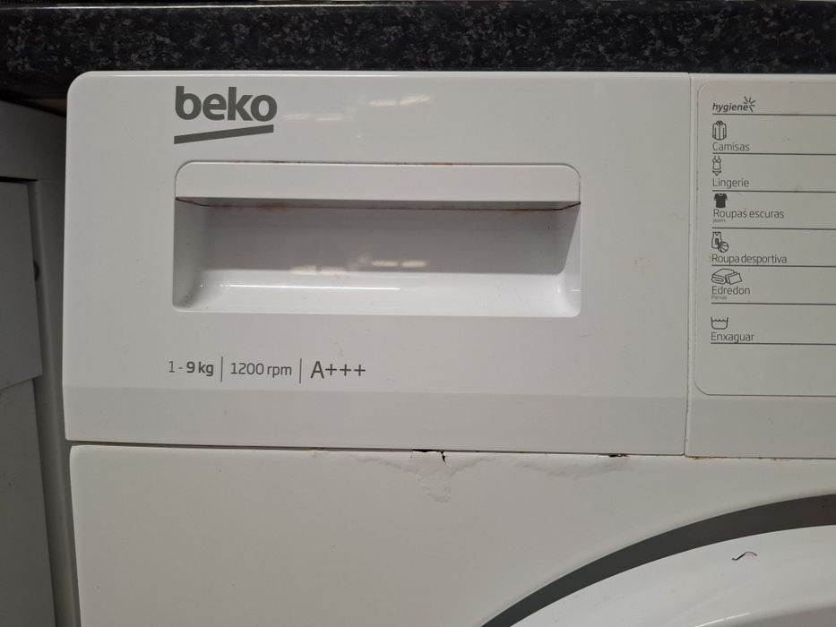 Máquina de lavar roupa Beko, 9 kg.
Está a