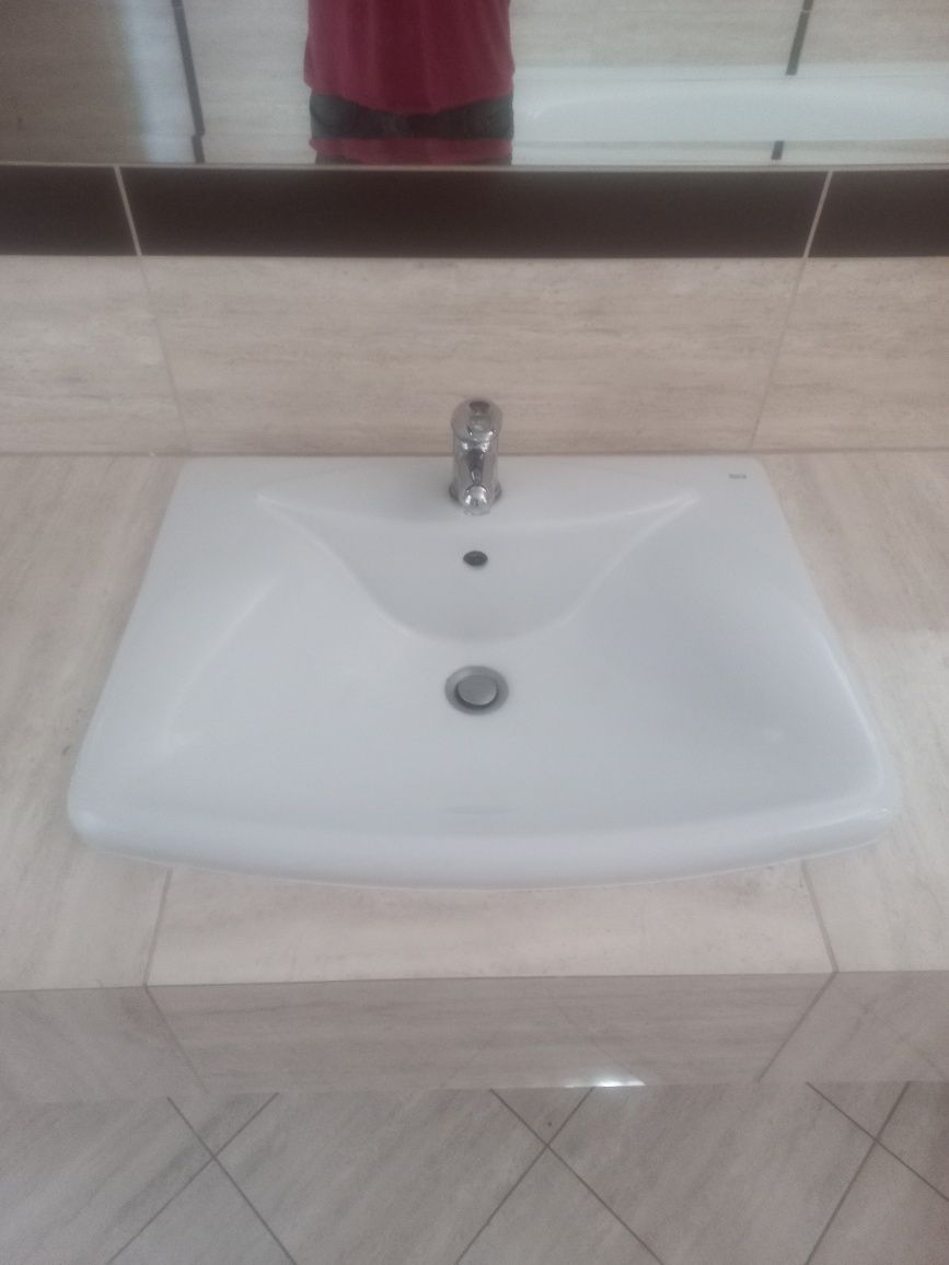 Umywalka Roca łazienkowa z baterią