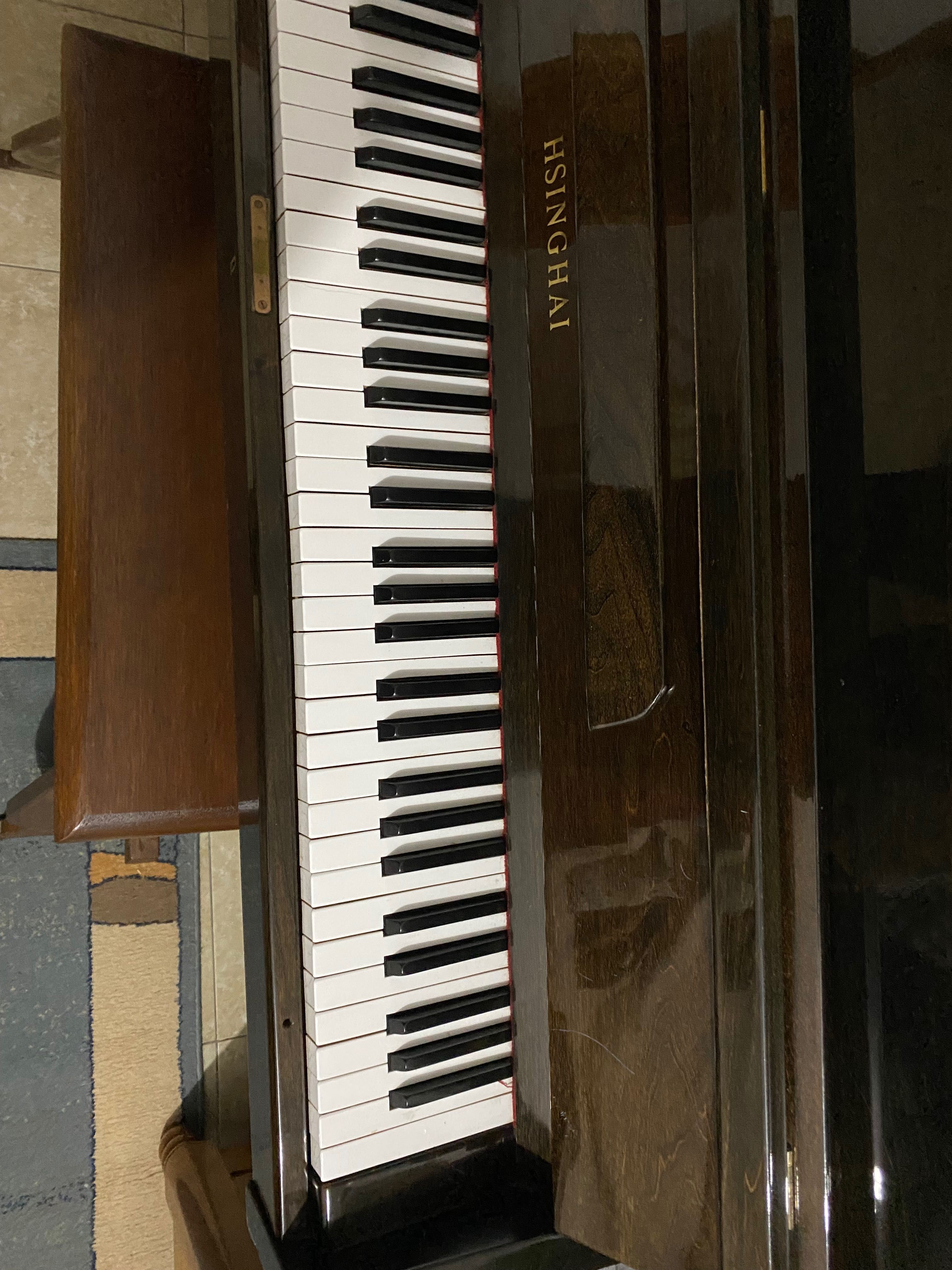 Piano acústico bem conservado
