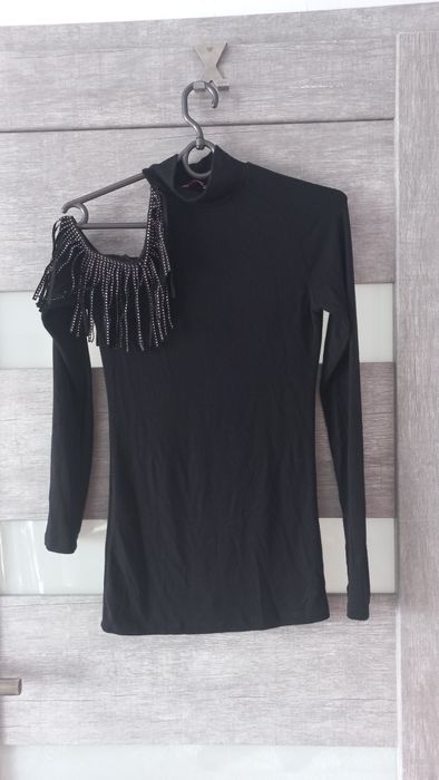 Czarny golf z frędzlami