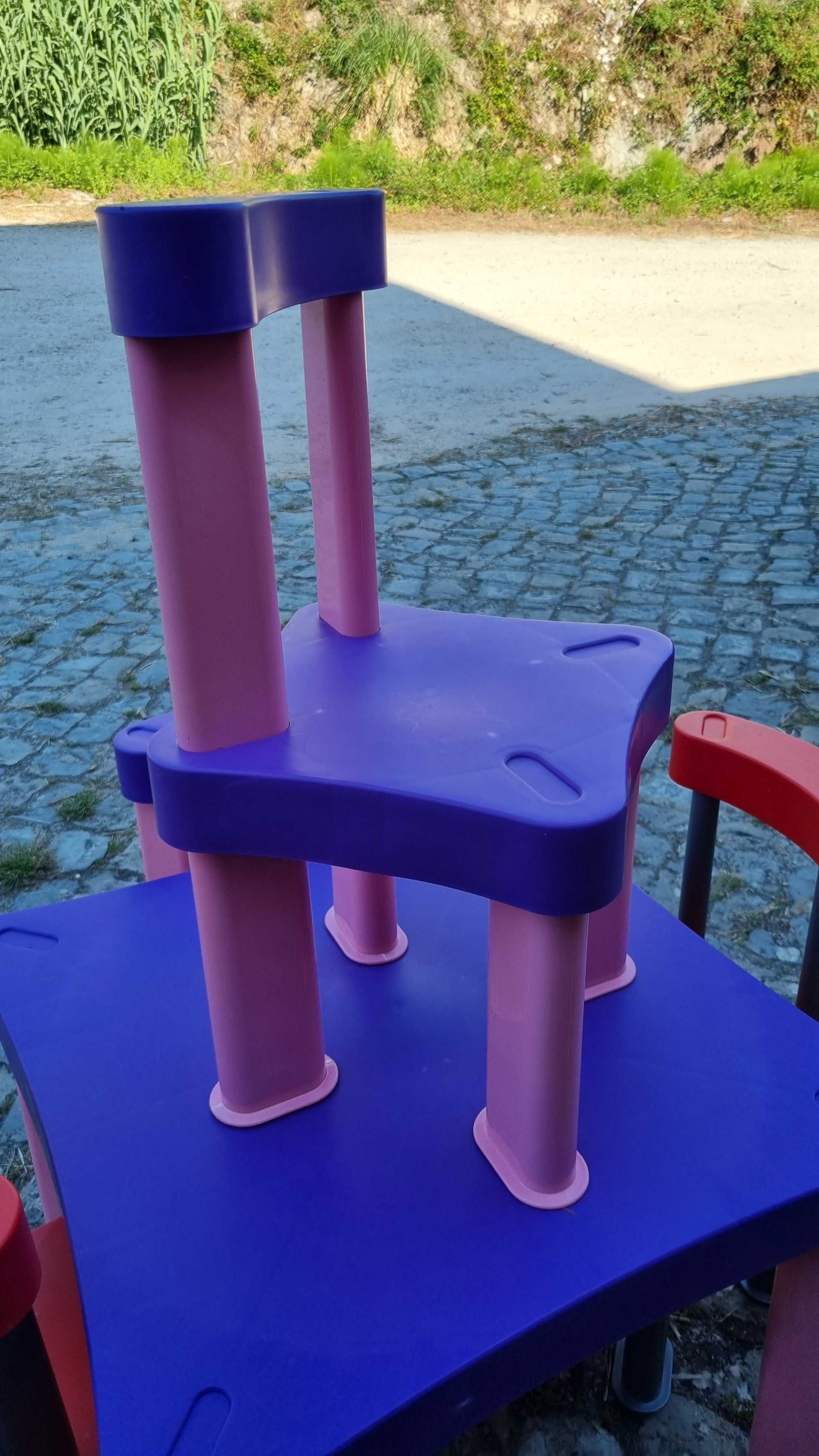 Mesa Infantil com 4 Cadeiras - Como Novas
