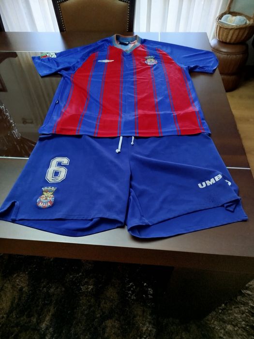 Equipamento de futebol Umbro..