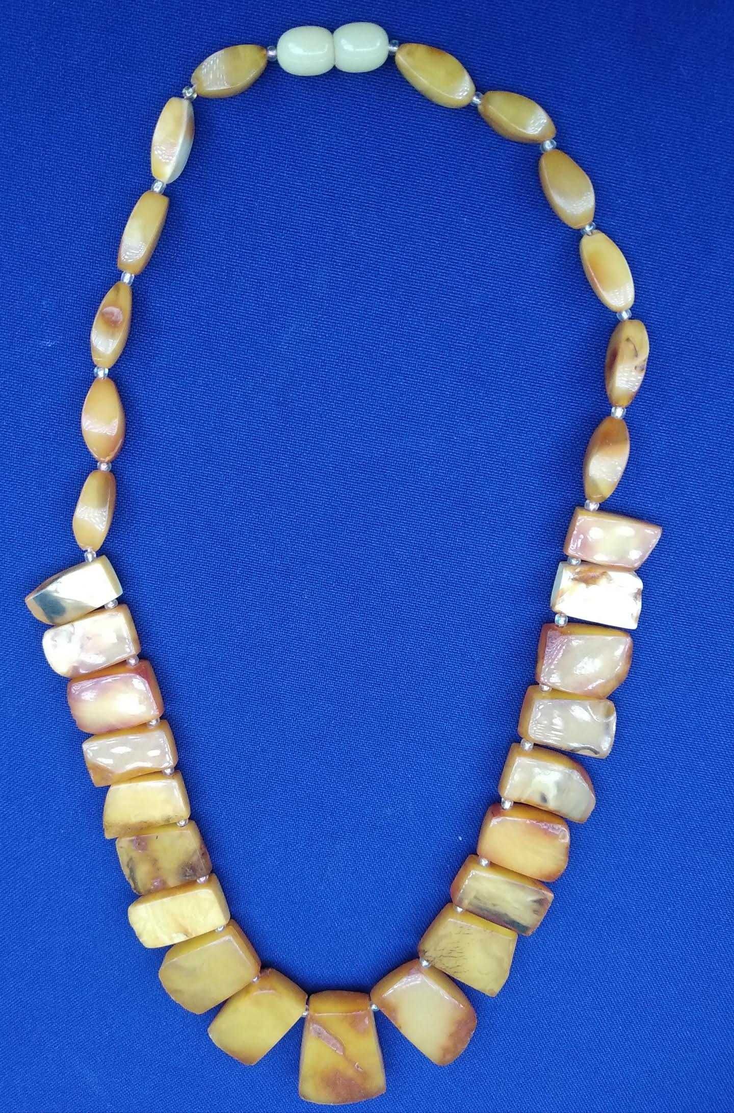 Ожерелье из королевского янтаря.