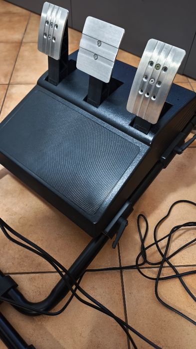 Volante Trustmaster T300 com banco GTline