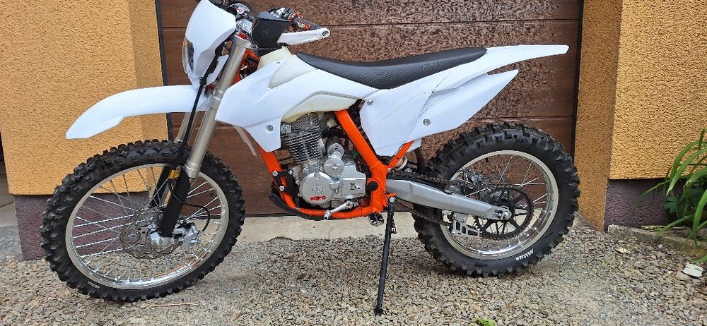 Kayo K2 Enduro 250 cm³ 2024, 45 mth, jak nowy + ProTaper, Mitas